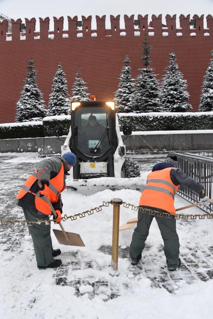 Москва.  Уборка снега на Красной площади.