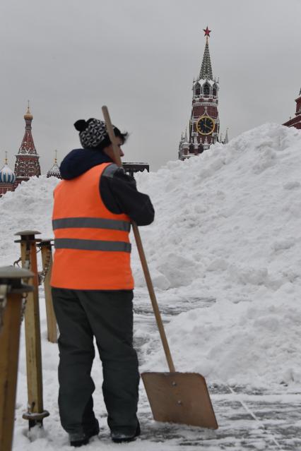 Москва.  Уборка снега на Красной площади.