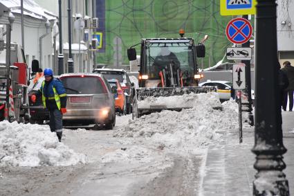 Москва.  Снегоуборочная техника  на одной из улиц города.