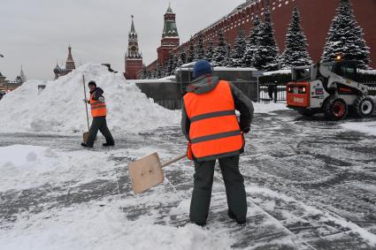 Москва.  Уборка снега на Красной площади.