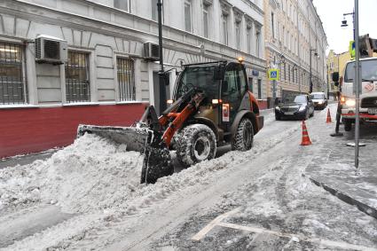 Москва.  Снегоуборочная техника  на одной из улиц города.