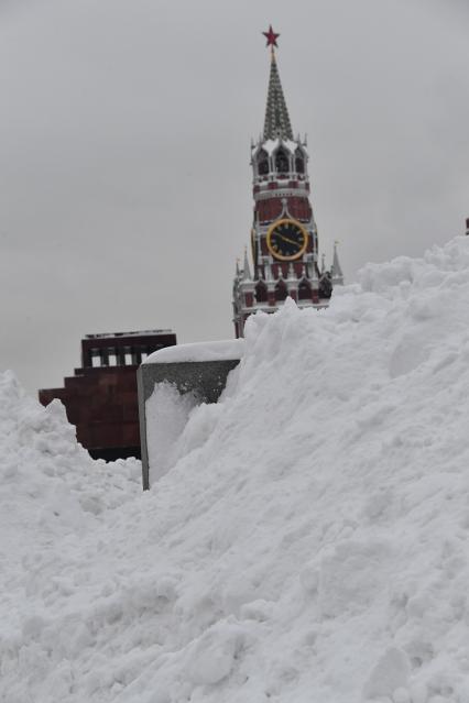 Москва. Сугробы на Красной площади.