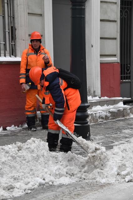 Москва. Дворник во время уборки снега на одной из улиц города.