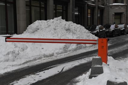 Москва. Шлагбаум во дворе жилого дома.