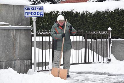 Москва. Дворник во время уборки снега на одной из улиц города.