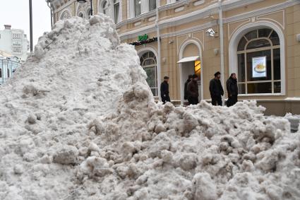 Москва. Сугробы снега  на одной из улиц города.