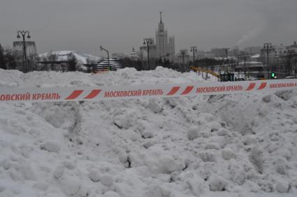 Москва. Сугробы снега  на Москворецкой улице.