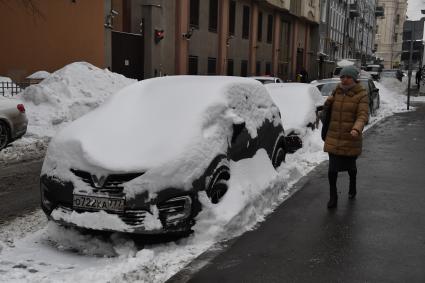 Москва. Покрытые снегом автомобили на одной из улиц города.