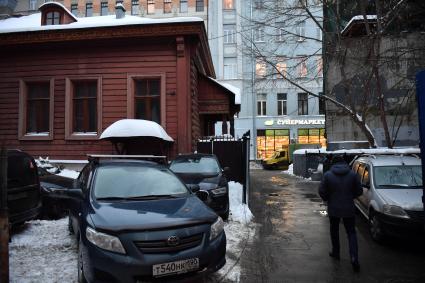 Москва.  Дом Пороховщикова (слева) в Староконюшенном переулке.