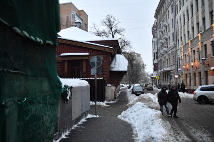 Москва.  Дом Пороховщикова (слева) в Староконюшенном переулке.