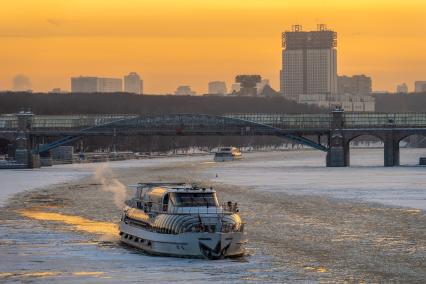 Москва.  Вид на город с Крымского моста.