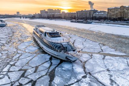 Москва.   Прогулочный теплоход `Феличита` на Москве-реке.