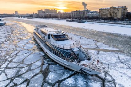 Москва.   Прогулочный теплоход `Феличита` на Москве-реке.