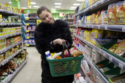 Иркутск. Девушка в продуктовом магазине.