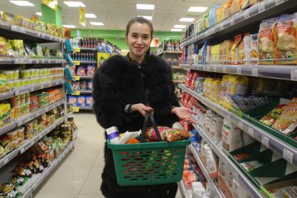 Иркутск. Девушка в продуктовом магазине.