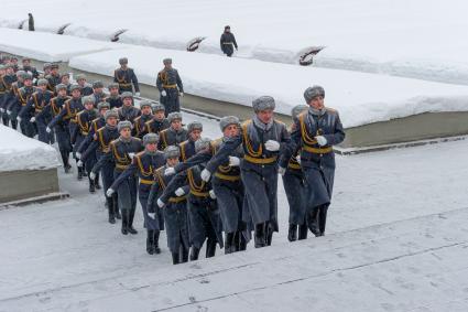 Санкт-Петербург. Рота почетного караула во время 
торжественно-траурной церемонии на Пискаревском кладбище   в честь 75-й годовщины полного освобождения Ленинграда от фашистской блокады на Пискаревском кладбище.