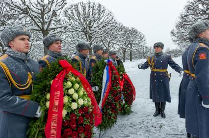 Санкт-Петербург. Рота почетного караула во время 
торжественно-траурной церемонии на Пискаревском кладбище   в честь 75-й годовщины полного освобождения Ленинграда от фашистской блокады на Пискаревском кладбище.