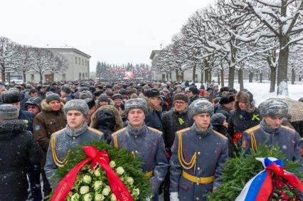 Санкт-Петербург. Рота почетного караула во время 
торжественно-траурной церемонии на Пискаревском кладбище   в честь 75-й годовщины полного освобождения Ленинграда от фашистской блокады на Пискаревском кладбище.