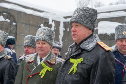 Санкт-Петербург. Председатель СК РФ Александр Бастрыкин ( справа)во время торжественно-траурной церемонии на Пискаревском кладбище   в честь 75-й годовщины полного освобождения Ленинграда от фашистской блокады на Пискаревском кладбище.