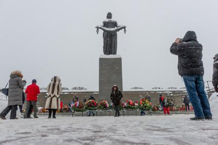 Санкт-Петербург. Во время торжественно-траурной церемонии на Пискаревском кладбище   в честь 75-й годовщины полного освобождения Ленинграда от фашистской блокады на Пискаревском кладбище.