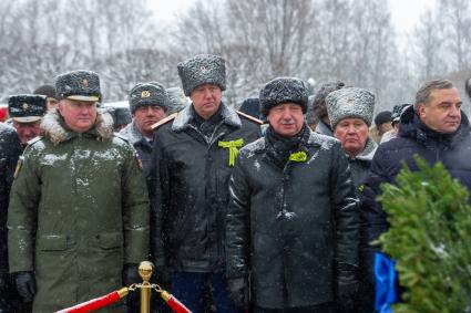 Санкт-Петербург. Председатель СК РФ Александр Бастрыкин (в центре), исполняющий обязанности губернатора Санкт-Петербурга Александр Бегловво  ( справа) во время торжественно-траурной церемонии на Пискаревском кладбище   в честь 75-й годовщины полного освобождения Ленинграда от фашистской блокады на Пискаревском кладбище.