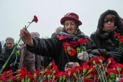 Санкт-Петербург. Во время торжественно-траурной церемонии на Пискаревском кладбище   в честь 75-й годовщины полного освобождения Ленинграда от фашистской блокады на Пискаревском кладбище.