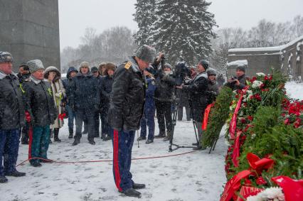 Санкт-Петербург. Председатель СК РФ Александр Бастрыкин во время торжественно-траурной церемонии на Пискаревском кладбище   в честь 75-й годовщины полного освобождения Ленинграда от фашистской блокады на Пискаревском кладбище.