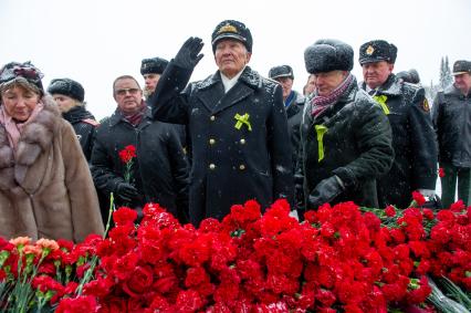 Санкт-Петербург. Во время торжественно-траурной церемонии на Пискаревском кладбище   в честь 75-й годовщины полного освобождения Ленинграда от фашистской блокады на Пискаревском кладбище.