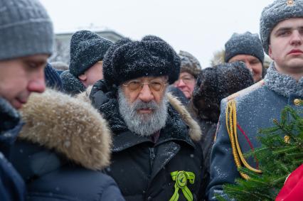 Санкт-Петербург. Ученый-океанолог, политик Артур Чилингаров во время торжественно-траурной церемонии на Пискаревском кладбище   в честь 75-й годовщины полного освобождения Ленинграда от фашистской блокады на Пискаревском кладбище.