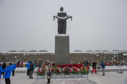 Санкт-Петербург. Во время торжественно-траурной церемонии на Пискаревском кладбище   в честь 75-й годовщины полного освобождения Ленинграда от фашистской блокады на Пискаревском кладбище.