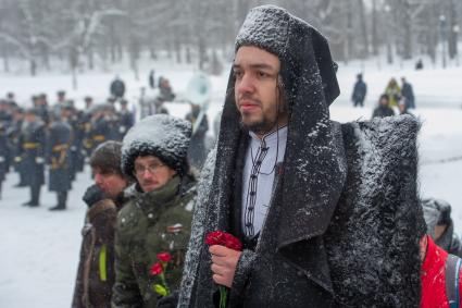 Санкт-Петербург. Во время торжественно-траурной церемонии на Пискаревском кладбище   в честь 75-й годовщины полного освобождения Ленинграда от фашистской блокады на Пискаревском кладбище.