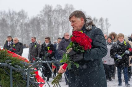 Санкт-Петербург. Председатель Законодательного собрания Санкт-Петербурга Вячеслав Макаров во время торжественно-траурной церемонии на Пискаревском кладбище   в честь 75-й годовщины полного освобождения Ленинграда от фашистской блокады на Пискаревском кладбище.