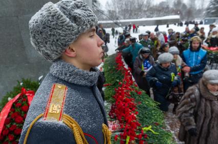 Санкт-Петербург. Во время торжественно-траурной церемонии на Пискаревском кладбище   в честь 75-й годовщины полного освобождения Ленинграда от фашистской блокады на Пискаревском кладбище.