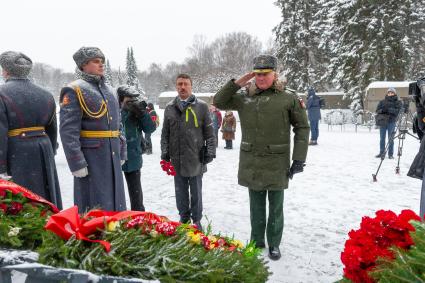 Санкт-Петербург. Во время торжественно-траурной церемонии на Пискаревском кладбище   в честь 75-й годовщины полного освобождения Ленинграда от фашистской блокады на Пискаревском кладбище.