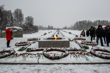 Санкт-Петербург. Во время торжественно-траурной церемонии на Пискаревском кладбище   в честь 75-й годовщины полного освобождения Ленинграда от фашистской блокады на Пискаревском кладбище.