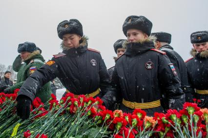 Санкт-Петербург. Во время торжественно-траурной церемонии на Пискаревском кладбище   в честь 75-й годовщины полного освобождения Ленинграда от фашистской блокады на Пискаревском кладбище.