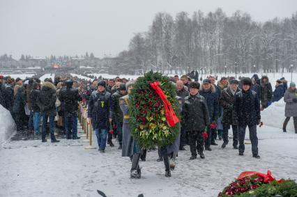 Санкт-Петербург. Рота почетного караула во время 
торжественно-траурной церемонии на Пискаревском кладбище   в честь 75-й годовщины полного освобождения Ленинграда от фашистской блокады на Пискаревском кладбище.