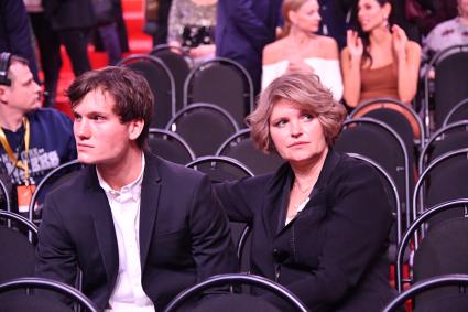 Москва. Режиссер Авдотья Смирнова и актер Алексей Смирнов перед началом церемонии вручения национальной премии в области кинематографии и телевидения за 2018 год `Золотой Орел` в павильоне киноконцерна `Мосфильм`.