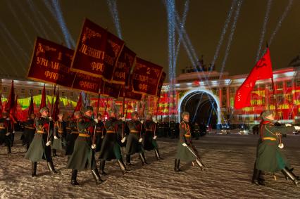 Санкт-Петербург.  Во время  демонстрации мультимедийного проекта `Салют над Ленинградом`  на Дворцовой площади.