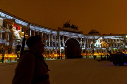 Санкт-Петербург.  Во время  демонстрации мультимедийного проекта `Салют над Ленинградом`  на Дворцовой площади.