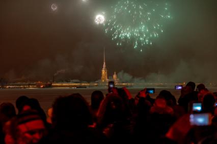 Санкт-Петербург. Праздничный салют в честь 75-й годовщины полного освобождения Ленинграда от фашистской блокады.