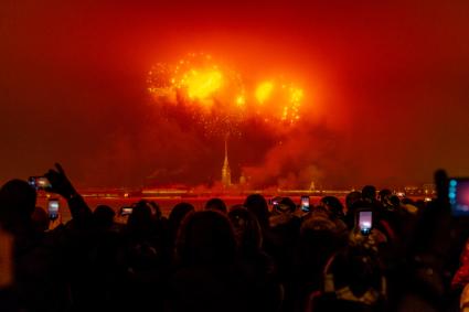 Санкт-Петербург. Праздничный салют в честь 75-й годовщины полного освобождения Ленинграда от фашистской блокады.