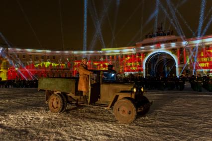 Санкт-Петербург.  Во время  демонстрации мультимедийного проекта `Салют над Ленинградом`  на Дворцовой площади.