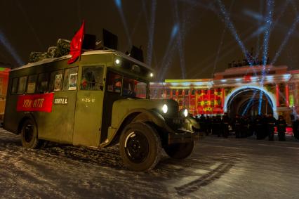 Санкт-Петербург.  Во время  демонстрации мультимедийного проекта `Салют над Ленинградом`  на Дворцовой площади.