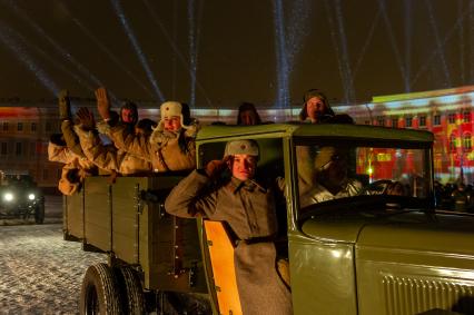 Санкт-Петербург.  Во время  демонстрации мультимедийного проекта `Салют над Ленинградом`  на Дворцовой площади.