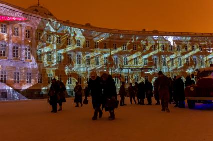 Санкт-Петербург.  Во время  демонстрации мультимедийного проекта `Салют над Ленинградом`  на Дворцовой площади.