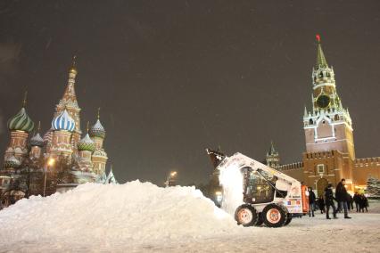 Москва. Снегоуборочная техника на Красной площади.