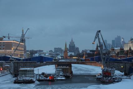 Москва. Вид на Большой Москворецкий мост.