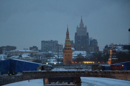 Москва. Вид на Большой Москворецкий мост.