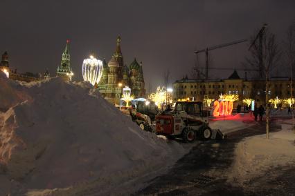 Москва. Снегоуборочная техника на Васильевском спуске.